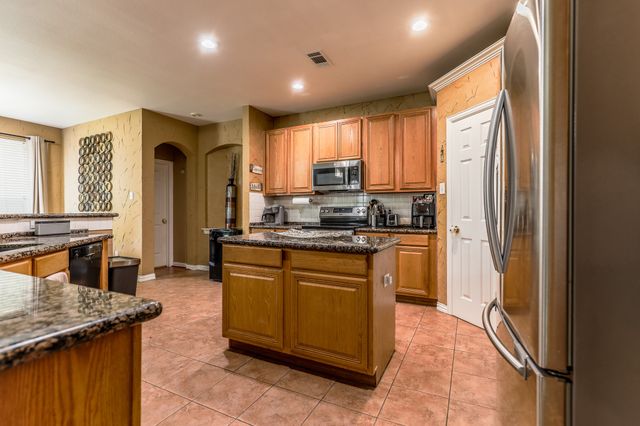 611 Laura Lane, Grand Prairie, TX 75052