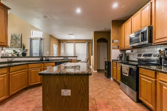 611 Laura Lane, Grand Prairie, TX 75052