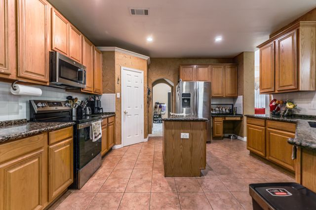 611 Laura Lane, Grand Prairie, TX 75052