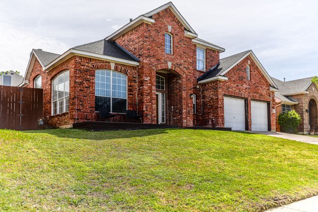 611 Laura Lane, Grand Prairie, TX 75052