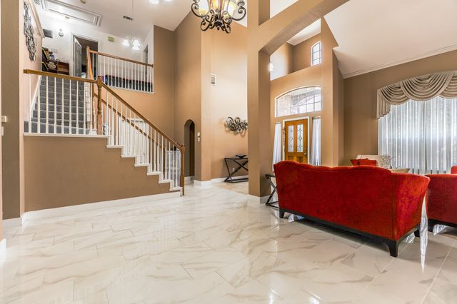 611 Laura Lane, Grand Prairie, TX 75052