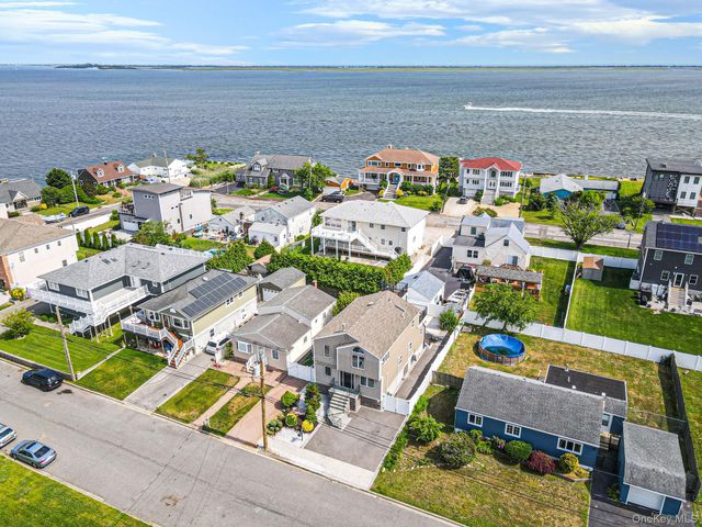 25 E Seacrest Avenue, Lindenhurst, NY 11757