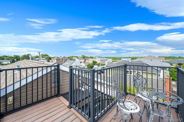 25 E Seacrest Avenue, Lindenhurst, NY 11757
