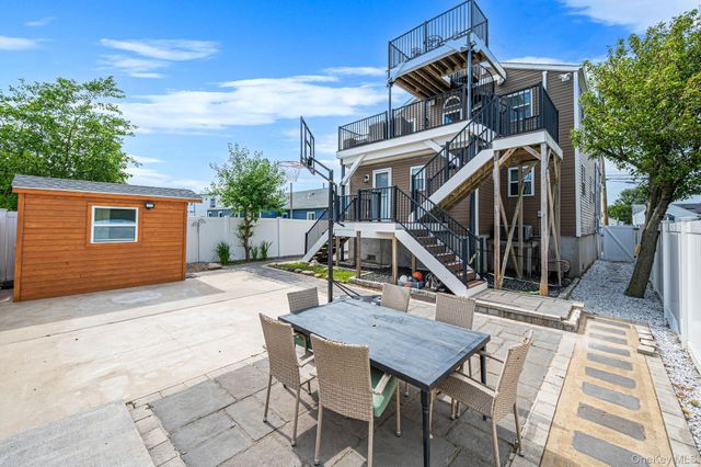 25 E Seacrest Avenue, Lindenhurst, NY 11757