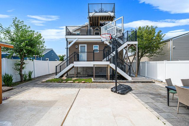 25 E Seacrest Avenue, Lindenhurst, NY 11757