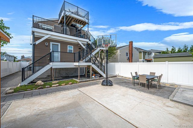 25 E Seacrest Avenue, Lindenhurst, NY 11757