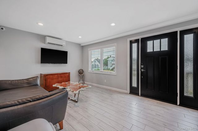 25 E Seacrest Avenue, Lindenhurst, NY 11757