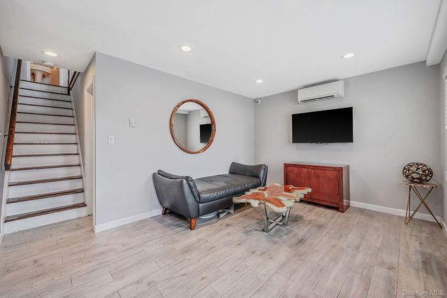 25 E Seacrest Avenue, Lindenhurst, NY 11757