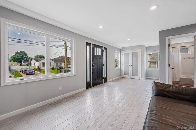 25 E Seacrest Avenue, Lindenhurst, NY 11757