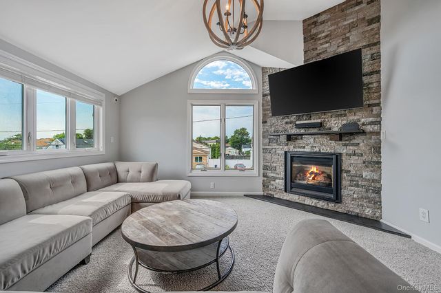25 E Seacrest Avenue, Lindenhurst, NY 11757