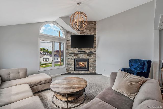 25 E Seacrest Avenue, Lindenhurst, NY 11757