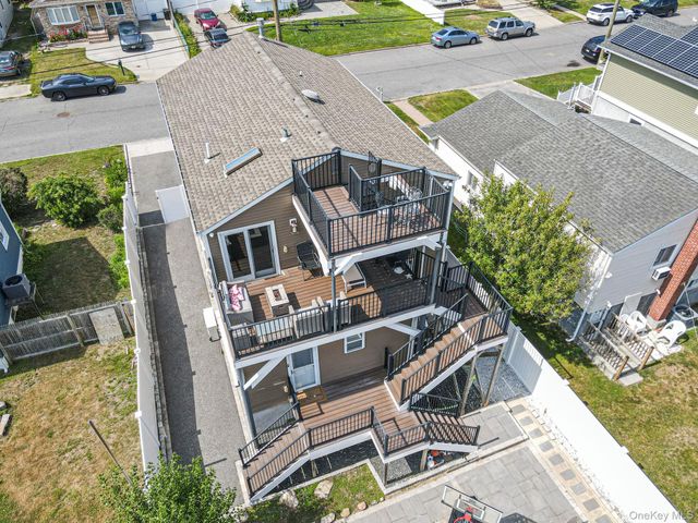 25 E Seacrest Avenue, Lindenhurst, NY 11757