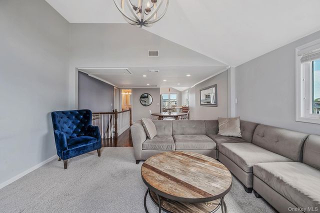 25 E Seacrest Avenue, Lindenhurst, NY 11757