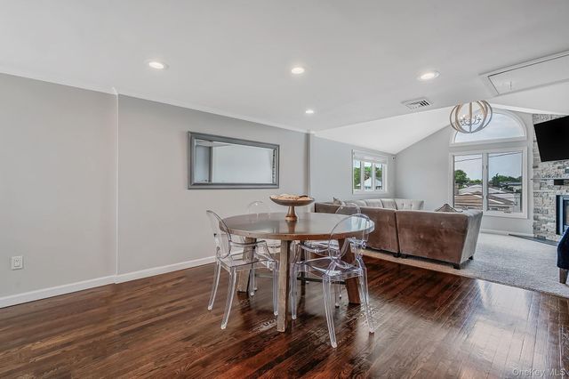 25 E Seacrest Avenue, Lindenhurst, NY 11757
