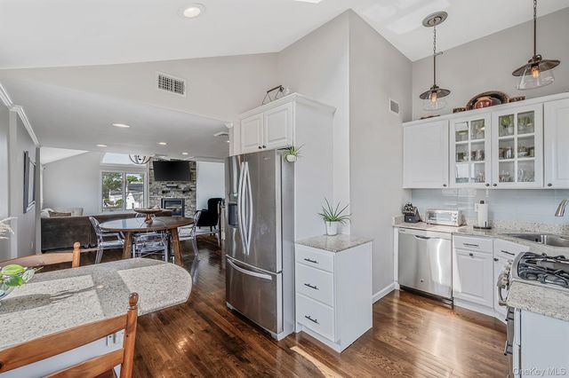 25 E Seacrest Avenue, Lindenhurst, NY 11757
