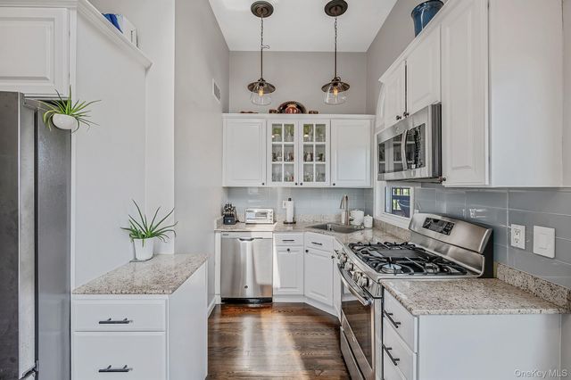 25 E Seacrest Avenue, Lindenhurst, NY 11757