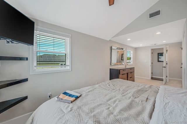 25 E Seacrest Avenue, Lindenhurst, NY 11757