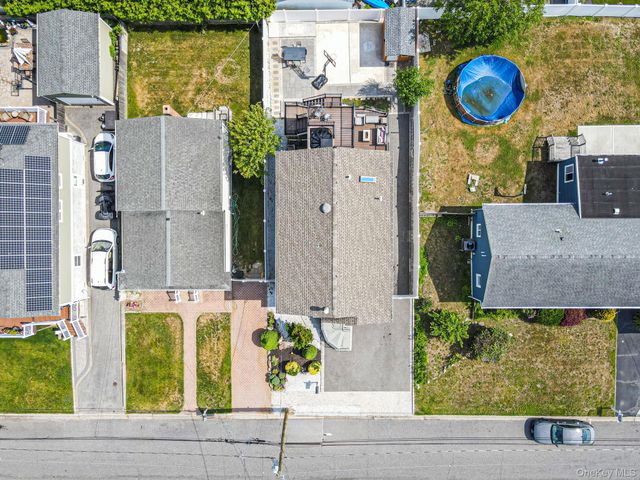 25 E Seacrest Avenue, Lindenhurst, NY 11757