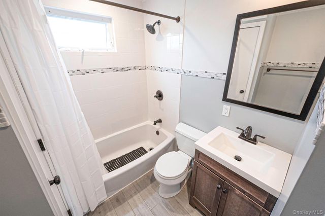 25 E Seacrest Avenue, Lindenhurst, NY 11757