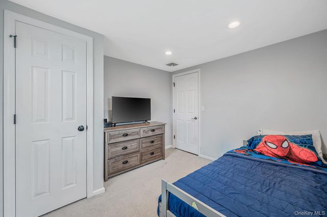 25 E Seacrest Avenue, Lindenhurst, NY 11757