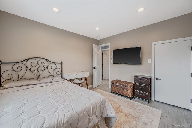 25 E Seacrest Avenue, Lindenhurst, NY 11757