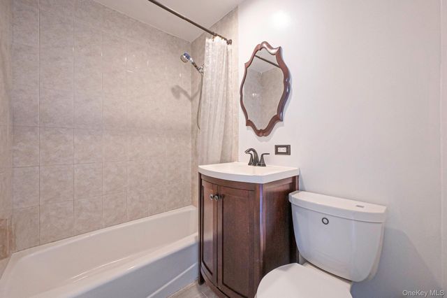 25 E Seacrest Avenue, Lindenhurst, NY 11757