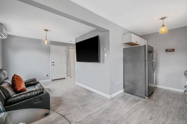 25 E Seacrest Avenue, Lindenhurst, NY 11757