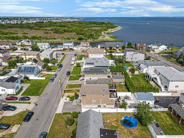 25 E Seacrest Avenue, Lindenhurst, NY 11757