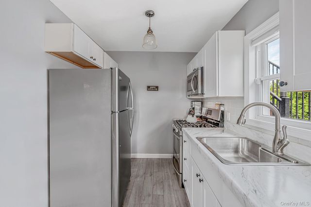 25 E Seacrest Avenue, Lindenhurst, NY 11757