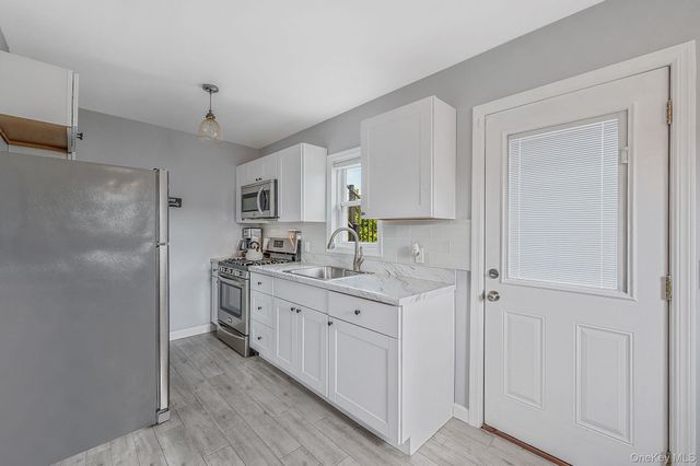 25 E Seacrest Avenue, Lindenhurst, NY 11757