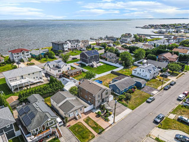 25 E Seacrest Avenue, Lindenhurst, NY 11757