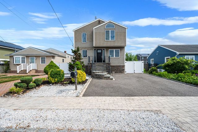 25 E Seacrest Avenue, Lindenhurst, NY 11757