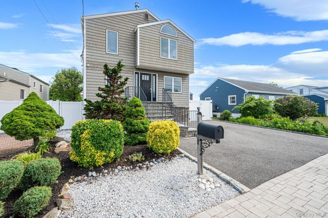 25 E Seacrest Avenue, Lindenhurst, NY 11757
