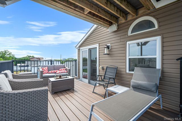 25 E Seacrest Avenue, Lindenhurst, NY 11757