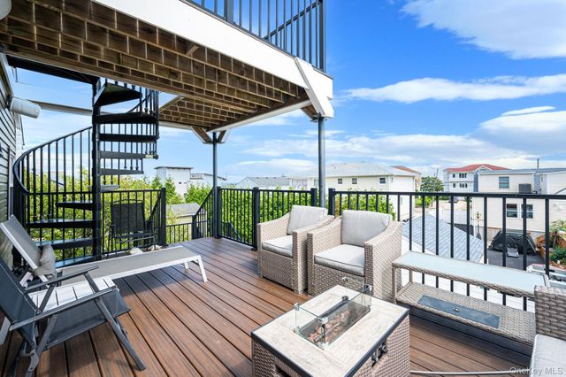 25 E Seacrest Avenue, Lindenhurst, NY 11757