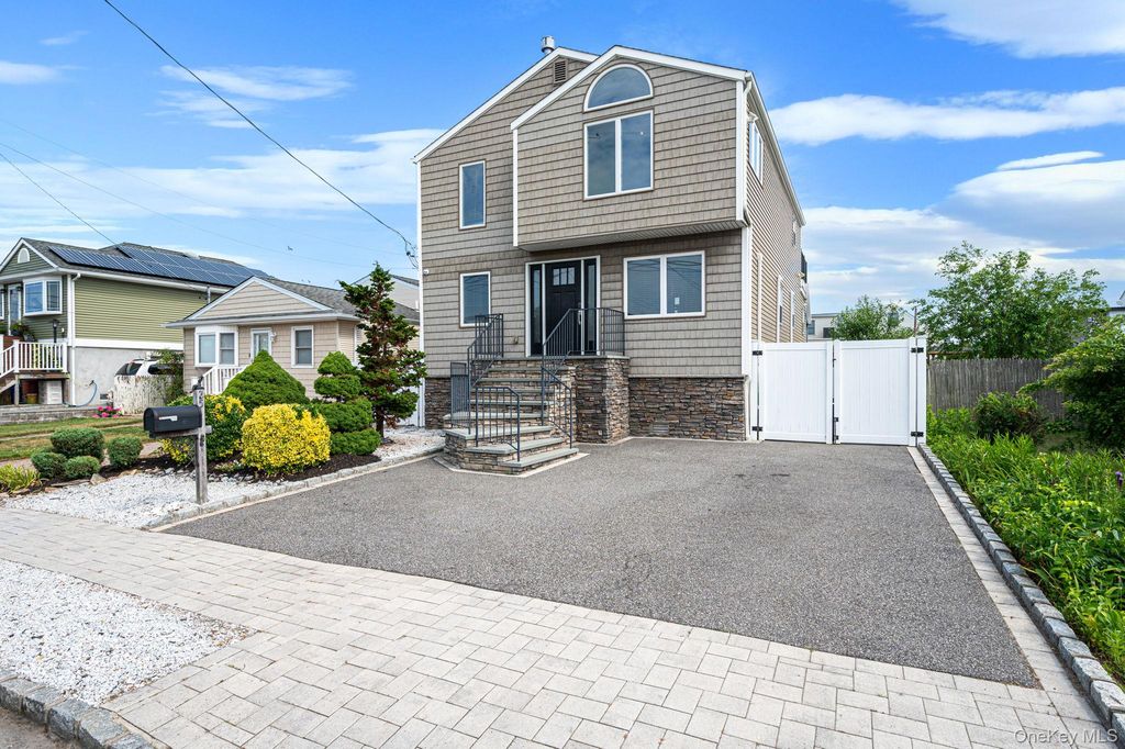 25 E Seacrest Avenue, Lindenhurst, NY 11757