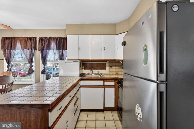 103 DAFFODIL LN, Levittown, PA 19055