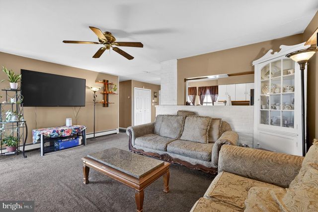 103 DAFFODIL LN, Levittown, PA 19055