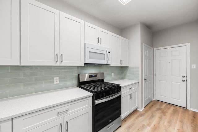 211 N Burberry Park Circle, The Woodlands, TX 77382