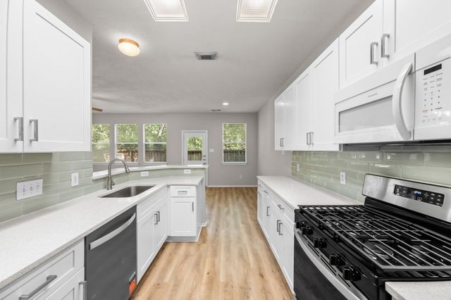 211 N Burberry Park Circle, The Woodlands, TX 77382
