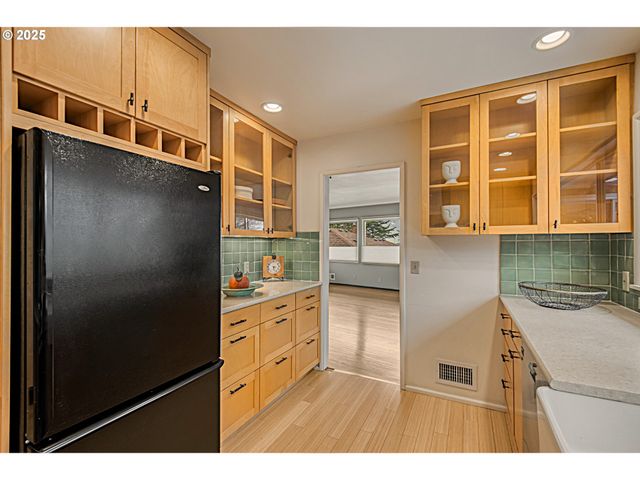 472 Se 72ND Ave, Portland, OR 97215