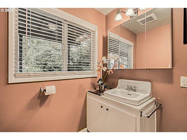 472 Se 72ND Ave, Portland, OR 97215