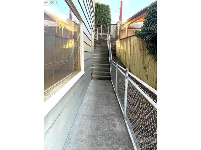 472 Se 72ND Ave, Portland, OR 97215