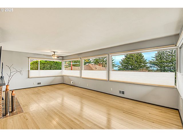 472 Se 72ND Ave, Portland, OR 97215