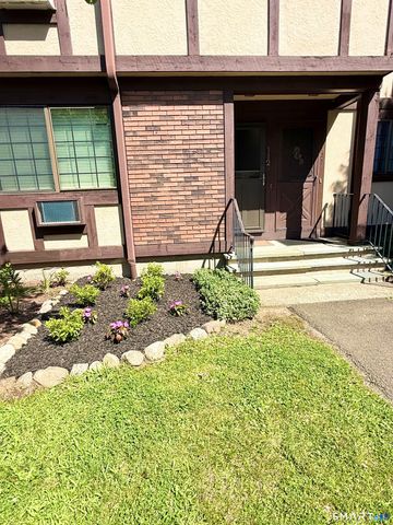 112 Foxwood Close, Milford, CT 06460