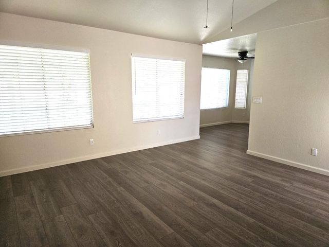 860 Mcarthur Avenue, Clovis, CA 93611