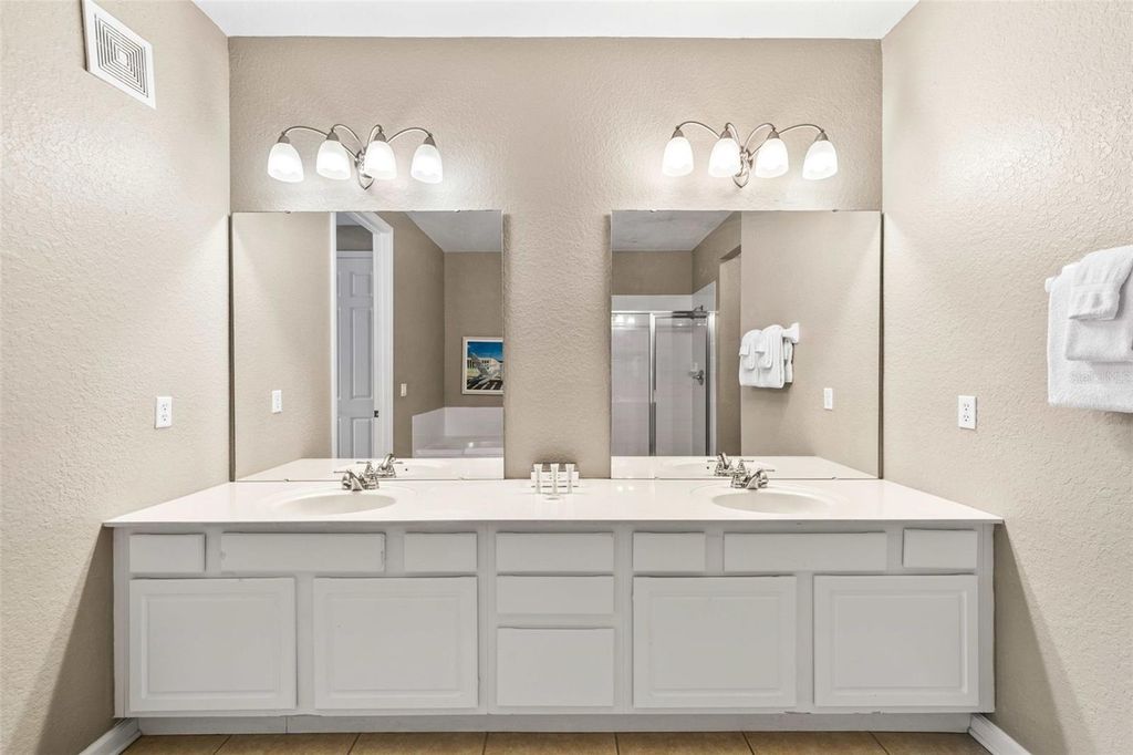 Image 24 of property listing at 5037 SHOREWAY LOOP 202, Orlando, FL 32819