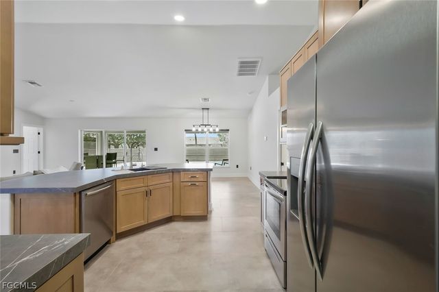 2200 NE 9th AVE, Cape Coral, FL 33909