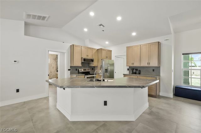 2200 NE 9th AVE, Cape Coral, FL 33909