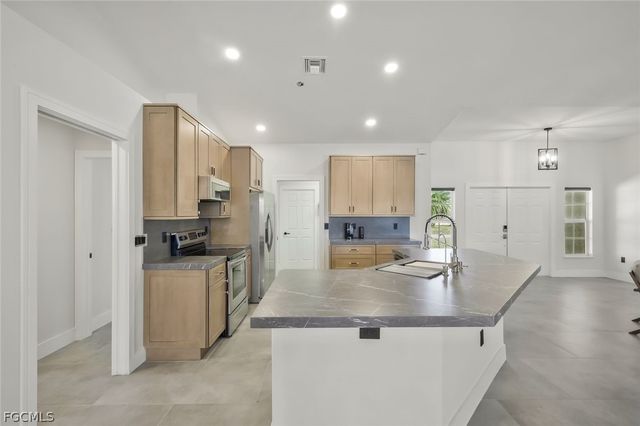 2200 NE 9th AVE, Cape Coral, FL 33909